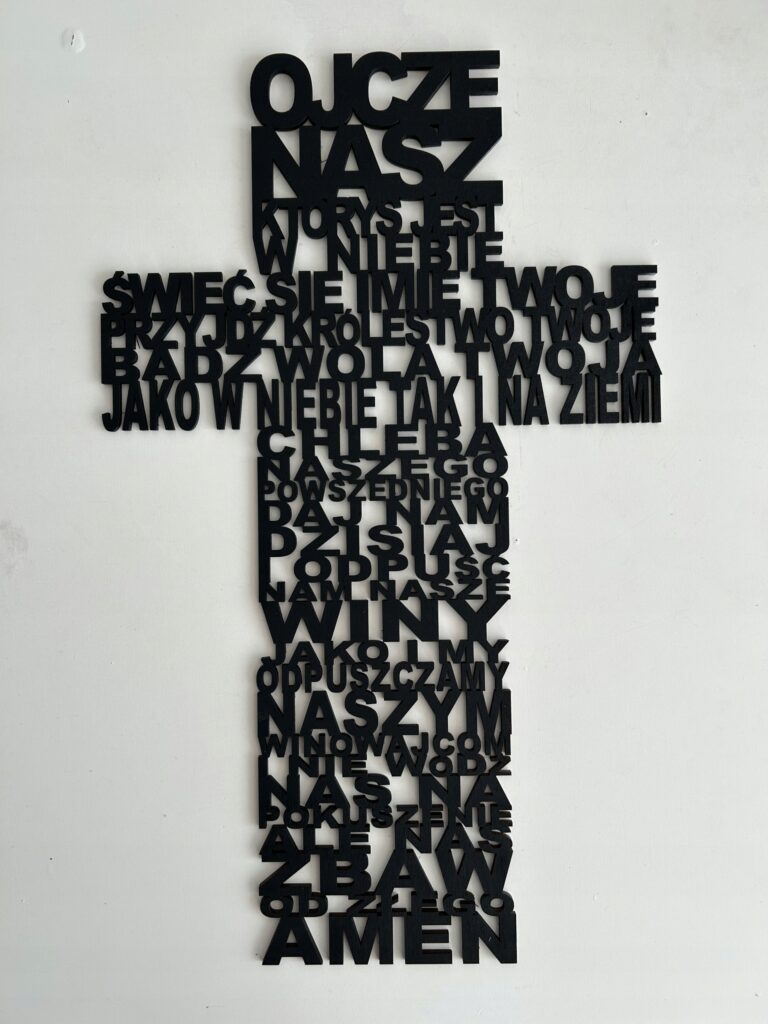 Ażurowy krzyż z modlitwą „Ojcze nasz” — 40 cm